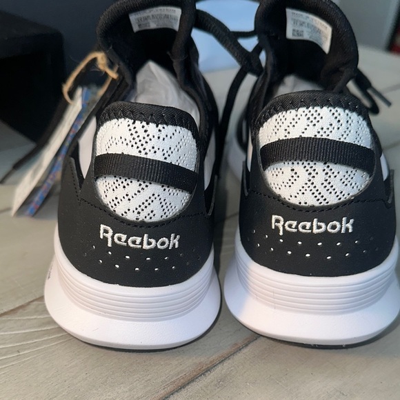 Reebok Black Athletic Shoes with Sleek Design‎ and Versatile Style - Picture 4 of 6